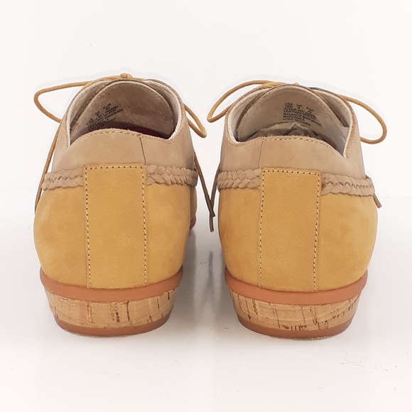 Wolverine Tan and Cream Flats - Picture 7 of 14